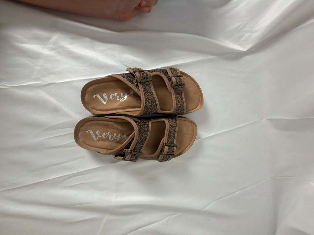 Very G Berry Women's Tooled Comfort Sandals in Light Tan